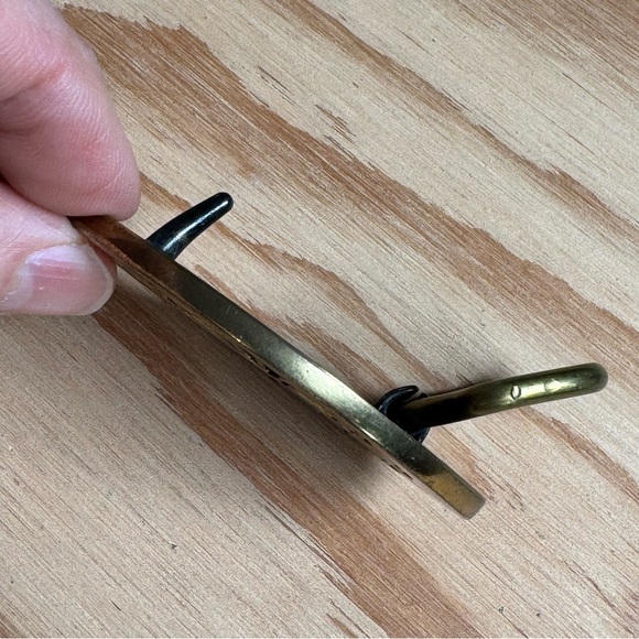 Vɪɴᴛᴀɢᴇ BTS 1981 Sᴏʟɪᴅ Bʀᴀss Oᴠᴀʟ Bᴇʟᴛ Bᴜᴄᴋʟᴇ ᴡɪᴛʜ Cʟᴏᴠᴇʀʟᴇᴀꜰ Pᴀɪsʟᴇʏ Dᴇsɪɢɴ - Picture 8 of 11